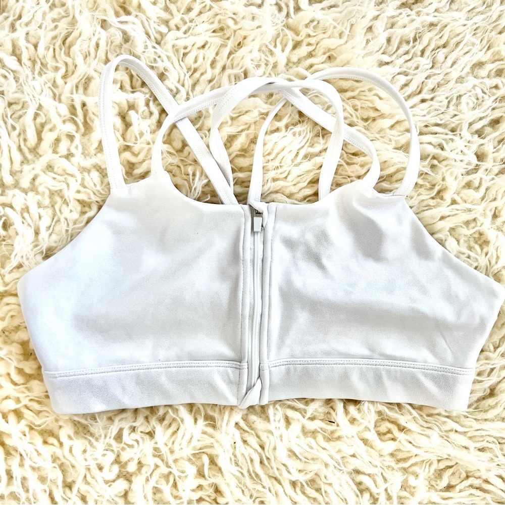 Curves’n’Combatboots white shimmer zipper front sports bra